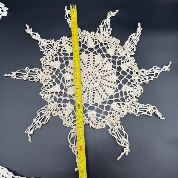Vtg Crochet Doilies Lace Floral Designs Farm Table Cottagecore set of 3 - Picture 5 of 8